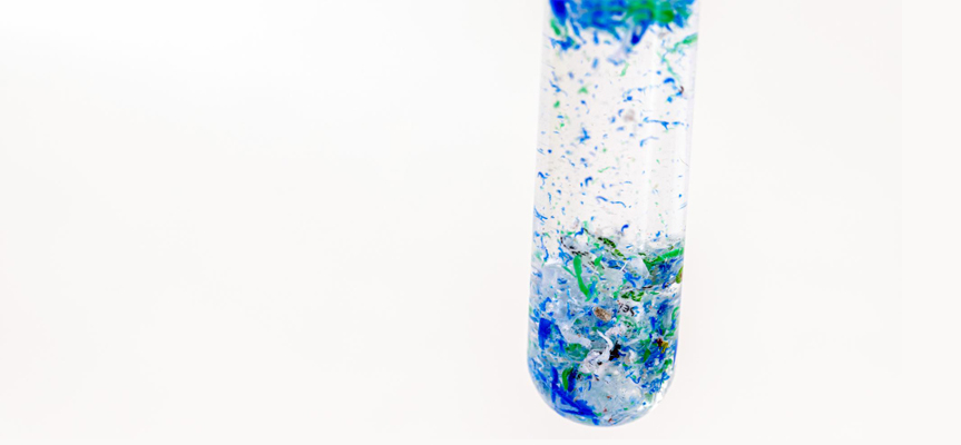 بررسی حضور میکروپلاستیک ها در آب و انواع نوشیدنی Investigating the presence of microplastics in water and beverages