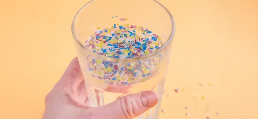 بررسی حضور میکروپلاستیک ها در آب و انواع نوشیدنی Investigating the presence of microplastics in water and beverages