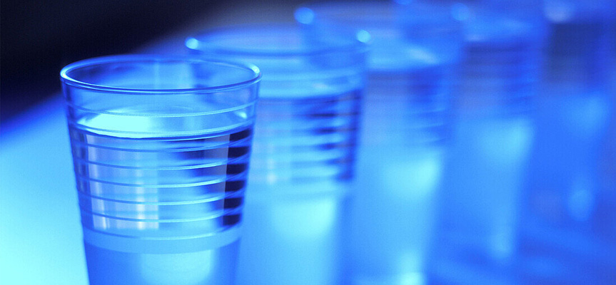 چرا رنگ آبی در نوشیدنی ‌ها محبوب شده است؟ Why Has the Color Blue Become Popular in Beverages?