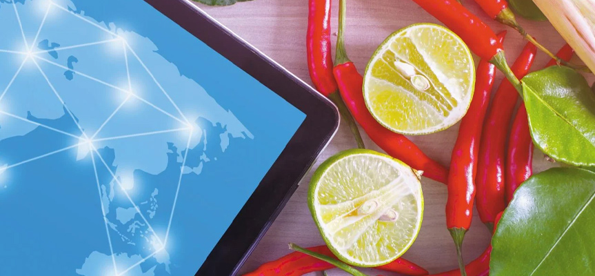 مقدمه ای بر فناوری بلاک چین در زنجیره تأمین مواد غذایی
در دنیای امروز، مدیریت زنجیره تأمین مواد غذایی به دلیل پیچیدگی های فراوان و نیاز به شفافیت و امنیت، به یکی از چالش های اصلی صنعت غذا تبدیل شده است. فناوری بلاک چین به عنوان یک ابزار نوین دیجیتال، توانسته این فرآیندها را تغییر دهد. این فناوری با ایجاد شبکه ای غیر متمرکز و امن، امکان ثبت و رهگیری دقیق تمامی مراحل تولید، توزیع و مصرف غذا را فراهم می کند.
با توجه به اهمیت امنیت زنجیره تأمین غذا و نیاز بازار به اطلاعات شفاف، استفاده از بلاک چین به یکی از کلیدهای موفقیت در صنعت غذایی تبدیل شده است. مرکز نوآوری گرونیدا نیز با مشاوره و ارائه راهکارهای مبتنی بر بلاک چین، نقش موثری در توسعه این فناوری در ایران و بازارهای بین المللی ایفا کرده است.
اهمیت شفافیت و امنیت در زنجیره غذایی
زنجیره تأمین مواد غذایی از تولید تا مصرف، شامل مراحل متعددی است که هر مرحله می تواند مخاطراتی برای کیفیت و سلامت محصول ایجاد کند. شفافیت و امنیت اطلاعات، نه تنها اعتماد مشتریان را افزایش می دهد بلکه به کاهش تقلب، فساد و هدررفت مواد غذایی کمک می کند.
با استفاده از بلاک چین، تمامی داده ها در قالب یک دفتر غیرقابل تغییر ثبت می شوند. این ویژگی باعث می شود که هیچ گونه دستکاری اطلاعات ممکن نباشد و هر نقطه از زنجیره غذایی به راحتی قابل ردیابی باشد.
بلاک چین چیست و چه تفاوتی با سیستم های سنتی دارد؟
بلاک چین یک فناوری ثبت اطلاعات به صورت غیرمتمرکز است که هر تراکنش در آن به صورت یک بلاک ثبت شده و با بلاک های قبلی به شکل زنجیره ای مرتبط می شود. برخلاف پایگاه داده های سنتی که اطلاعات در یک سرور مرکزی ذخیره می شود، بلاک چین امنیت، شفافیت و قابلیت رهگیری بالا را فراهم می کند.
در سیستم های سنتی، امکان دستکاری داده ها و عدم شفافیت وجود دارد، اما بلاک چین این محدودیت ها را رفع کرده و اعتماد را در کل زنجیره تأمین افزایش می دهد.
نقش بلاک چین در رهگیری و traceability مواد غذایی
رهگیری محصولات غذایی از مزرعه تا میز مصرف، یکی از مهم ترین کاربردهای بلاک چین است. با ثبت هر مرحله تولید، بسته بندی، حمل و توزیع در بلاک چین، مصرف کنندگان می توانند منبع و کیفیت محصول را بررسی کنند.
این قابلیت نه تنها اعتماد مصرف کننده را افزایش می دهد بلکه به تولیدکنندگان و توزیع کنندگان کمک می کند که مشکلات احتمالی را سریع تر شناسایی کرده و اقدامات اصلاحی انجام دهند.
مزایای بلاک چین برای تولیدکنندگان و مصرف کنندگان
استفاده از بلاک چین در زنجیره تأمین غذا، مزایای متعددی دارد:
• افزایش شفافیت و traceability: هر مرحله تولید و توزیع به صورت دقیق ثبت می شود.
• افزایش امنیت داده ها: اطلاعات غیرقابل تغییر و دستکاری هستند.
• کاهش تقلب و فساد: امکان ردیابی منابع به سرعت فراهم می شود.
• اعتماد بیشتر مشتریان: مصرف کنندگان مطمئن هستند که محصول سالم و استاندارد است.
• بهبود تصمیم گیری کسب و کارها: داده های دقیق به مدیران کمک می کند تا فرآیندهای بهینه تری طراحی کنند.
چالش های پیاده سازی بلاک چین در زنجیره تأمین غذا
با وجود مزایای بلاک چین، پیاده سازی آن در صنعت غذا با چالش هایی همراه است:
• هزینه های اولیه بالا: ایجاد شبکه بلاک چین و تجهیزات لازم سرمایه زیادی می طلبد.
• نیاز به آموزش کارکنان: کار با سیستم های بلاک چین تخصصی است و نیازمند آموزش است.
• محدودیت های فنی و سازگاری: هماهنگی با سیستمهای قدیمی و نرم افزارهای موجود چالش برانگیز است.
• مسائل قانونی و مقررات: قوانین مربوط به دادهها و حفظ حریم خصوصی باید رعایت شود.
با این حال، مراکز نوآوری با ارائه راهکارهای عملی، کمک می کنند تا این چالش ها به حداقل برسند.
کاربرد فناوری بلاک چین در زنجیره تأمین مواد غذایی
فناوری بلاک چین می تواند در هر مرحله از زنجیره غذایی کاربرد داشته باشد:
• تولید: ثبت اطلاعات مربوط به کود، آب، نوع محصول و شرایط کاشت.
• بسته بندی: رهگیری تاریخ تولید، انقضا و استانداردهای کیفیت.
• حمل و نقل: ثبت مسیر، دما و شرایط نگهداری در طول حمل و نقل.
• فروش و مصرف: ارائه اطلاعات محصول به مشتریان و تضمین سلامت مواد غذایی.
نحوه استفاده از بلاک چین برای رصد مواد غذایی از مزرعه تا میز غذا
برای رصد مواد غذایی، سیستم های بلاک چین با حسگرها، اینترنت اشیاء و دستگاه های ثبت داده ترکیب می شوند. هر حرکت محصول، از برداشت تا تحویل نهایی، ثبت می شود. این داده ها به صورت شفاف در اختیار تولیدکنندگان، توزیع کنندگان و مصرف کنندگان قرار می گیرد و امکان تصمیم گیری بهتر و سریع تر فراهم می شود.
نقش مراکز نوآوری در توسعه فناوری بلاک چین
مراکز نوآوری با تمرکز بر فناوری های نوین، نقش مهمی در توسعه و پیاده سازی بلاک چین در زنجیره تأمین مواد غذایی ایفا می کنند. این مراکز با ارائه راهکارهای سفارشی و مشاوره تخصصی، به کسب و کارها کمک می کند تا شفافیت، امنیت و traceability محصولات خود را بهبود دهند و اعتماد مشتریان را افزایش دهند.
نتیجه گیری
فناوری بلاک چین یک ابزار قدرتمند برای بهبود شفافیت، امنیت و traceability در زنجیره تأمین مواد غذایی است. این فناوری مزایای فراوانی برای تولیدکنندگان، توزیع کنندگان و مصرف کنندگان دارد و می تواند باعث افزایش اعتماد مشتریان و کاهش تقلب و فساد شود. با وجود چالش هایی در پیاده سازی، همکاری و مشاوره با مراکز نوآوری مانند مرکز نوآوری گرونیدا می تواند مسیر استفاده از این فناوری را هموارتر کند.
با به کارگیری بلاک چین، صنعت غذا آماده است تا وارد دوره ای شود که شفافیت، اعتماد و کیفیت، استانداردهای اصلی موفقیت باشند.
پرسش های متداول
بلاک چین چگونه می تواند زنجیره تأمین مواد غذایی را بهبود دهد؟
با ثبت غیرقابل تغییر هر مرحله تولید و توزیع، شفافیت و traceability افزایش می یابد و اعتماد مشتریان تقویت می شود.
مزایای traceability غذا با بلاک چین چیست؟
ردیابی دقیق مسیر محصول از مزرعه تا مصرف کننده، کاهش تقلب و فساد، و بهبود کیفیت و اعتماد مصرف کننده.
استفاده از بلاک چین در مواد غذایی چه چالش هایی دارد؟
هزینه های اولیه، نیاز به آموزش کارکنان، سازگاری با سیستم های قدیمی و مسائل قانونی از مهم ترین چالش ها هستند.
چرا صنعت غذا به بلاک چین نیاز دارد؟
به دلیل پیچیدگی زنجیره غذایی، تقلب، فساد و نیاز به شفافیت، بلاک چین امنیت و اعتماد لازم را فراهم می کند.
چگونه می توان مسیر مواد غذایی از مزرعه تا میز غذا را ردیابی کرد؟
با ترکیب بلاک چین، حسگرها و اینترنت اشیاء، هر مرحله تولید، حمل و بسته بندی ثبت می شود و اطلاعات به صورت شفاف در دسترس قرار می گیرد.
Blockchain Technology in the Food Supply Chain