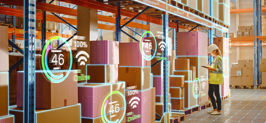 مقدمه ای بر فناوری بلاک چین در زنجیره تأمین مواد غذایی
در دنیای امروز، مدیریت زنجیره تأمین مواد غذایی به دلیل پیچیدگی های فراوان و نیاز به شفافیت و امنیت، به یکی از چالش های اصلی صنعت غذا تبدیل شده است. فناوری بلاک چین به عنوان یک ابزار نوین دیجیتال، توانسته این فرآیندها را تغییر دهد. این فناوری با ایجاد شبکه ای غیر متمرکز و امن، امکان ثبت و رهگیری دقیق تمامی مراحل تولید، توزیع و مصرف غذا را فراهم می کند.
با توجه به اهمیت امنیت زنجیره تأمین غذا و نیاز بازار به اطلاعات شفاف، استفاده از بلاک چین به یکی از کلیدهای موفقیت در صنعت غذایی تبدیل شده است. مرکز نوآوری گرونیدا نیز با مشاوره و ارائه راهکارهای مبتنی بر بلاک چین، نقش موثری در توسعه این فناوری در ایران و بازارهای بین المللی ایفا کرده است.
اهمیت شفافیت و امنیت در زنجیره غذایی
زنجیره تأمین مواد غذایی از تولید تا مصرف، شامل مراحل متعددی است که هر مرحله می تواند مخاطراتی برای کیفیت و سلامت محصول ایجاد کند. شفافیت و امنیت اطلاعات، نه تنها اعتماد مشتریان را افزایش می دهد بلکه به کاهش تقلب، فساد و هدررفت مواد غذایی کمک می کند.
با استفاده از بلاک چین، تمامی داده ها در قالب یک دفتر غیرقابل تغییر ثبت می شوند. این ویژگی باعث می شود که هیچ گونه دستکاری اطلاعات ممکن نباشد و هر نقطه از زنجیره غذایی به راحتی قابل ردیابی باشد.
بلاک چین چیست و چه تفاوتی با سیستم های سنتی دارد؟
بلاک چین یک فناوری ثبت اطلاعات به صورت غیرمتمرکز است که هر تراکنش در آن به صورت یک بلاک ثبت شده و با بلاک های قبلی به شکل زنجیره ای مرتبط می شود. برخلاف پایگاه داده های سنتی که اطلاعات در یک سرور مرکزی ذخیره می شود، بلاک چین امنیت، شفافیت و قابلیت رهگیری بالا را فراهم می کند.
در سیستم های سنتی، امکان دستکاری داده ها و عدم شفافیت وجود دارد، اما بلاک چین این محدودیت ها را رفع کرده و اعتماد را در کل زنجیره تأمین افزایش می دهد.
نقش بلاک چین در رهگیری و traceability مواد غذایی
رهگیری محصولات غذایی از مزرعه تا میز مصرف، یکی از مهم ترین کاربردهای بلاک چین است. با ثبت هر مرحله تولید، بسته بندی، حمل و توزیع در بلاک چین، مصرف کنندگان می توانند منبع و کیفیت محصول را بررسی کنند.
این قابلیت نه تنها اعتماد مصرف کننده را افزایش می دهد بلکه به تولیدکنندگان و توزیع کنندگان کمک می کند که مشکلات احتمالی را سریع تر شناسایی کرده و اقدامات اصلاحی انجام دهند.
مزایای بلاک چین برای تولیدکنندگان و مصرف کنندگان
استفاده از بلاک چین در زنجیره تأمین غذا، مزایای متعددی دارد:
• افزایش شفافیت و traceability: هر مرحله تولید و توزیع به صورت دقیق ثبت می شود.
• افزایش امنیت داده ها: اطلاعات غیرقابل تغییر و دستکاری هستند.
• کاهش تقلب و فساد: امکان ردیابی منابع به سرعت فراهم می شود.
• اعتماد بیشتر مشتریان: مصرف کنندگان مطمئن هستند که محصول سالم و استاندارد است.
• بهبود تصمیم گیری کسب و کارها: داده های دقیق به مدیران کمک می کند تا فرآیندهای بهینه تری طراحی کنند.
چالش های پیاده سازی بلاک چین در زنجیره تأمین غذا
با وجود مزایای بلاک چین، پیاده سازی آن در صنعت غذا با چالش هایی همراه است:
• هزینه های اولیه بالا: ایجاد شبکه بلاک چین و تجهیزات لازم سرمایه زیادی می طلبد.
• نیاز به آموزش کارکنان: کار با سیستم های بلاک چین تخصصی است و نیازمند آموزش است.
• محدودیت های فنی و سازگاری: هماهنگی با سیستمهای قدیمی و نرم افزارهای موجود چالش برانگیز است.
• مسائل قانونی و مقررات: قوانین مربوط به دادهها و حفظ حریم خصوصی باید رعایت شود.
با این حال، مراکز نوآوری با ارائه راهکارهای عملی، کمک می کنند تا این چالش ها به حداقل برسند.
کاربرد فناوری بلاک چین در زنجیره تأمین مواد غذایی
فناوری بلاک چین می تواند در هر مرحله از زنجیره غذایی کاربرد داشته باشد:
• تولید: ثبت اطلاعات مربوط به کود، آب، نوع محصول و شرایط کاشت.
• بسته بندی: رهگیری تاریخ تولید، انقضا و استانداردهای کیفیت.
• حمل و نقل: ثبت مسیر، دما و شرایط نگهداری در طول حمل و نقل.
• فروش و مصرف: ارائه اطلاعات محصول به مشتریان و تضمین سلامت مواد غذایی.
نحوه استفاده از بلاک چین برای رصد مواد غذایی از مزرعه تا میز غذا
برای رصد مواد غذایی، سیستم های بلاک چین با حسگرها، اینترنت اشیاء و دستگاه های ثبت داده ترکیب می شوند. هر حرکت محصول، از برداشت تا تحویل نهایی، ثبت می شود. این داده ها به صورت شفاف در اختیار تولیدکنندگان، توزیع کنندگان و مصرف کنندگان قرار می گیرد و امکان تصمیم گیری بهتر و سریع تر فراهم می شود.
نقش مراکز نوآوری در توسعه فناوری بلاک چین
مراکز نوآوری با تمرکز بر فناوری های نوین، نقش مهمی در توسعه و پیاده سازی بلاک چین در زنجیره تأمین مواد غذایی ایفا می کنند. این مراکز با ارائه راهکارهای سفارشی و مشاوره تخصصی، به کسب و کارها کمک می کند تا شفافیت، امنیت و traceability محصولات خود را بهبود دهند و اعتماد مشتریان را افزایش دهند.
نتیجه گیری
فناوری بلاک چین یک ابزار قدرتمند برای بهبود شفافیت، امنیت و traceability در زنجیره تأمین مواد غذایی است. این فناوری مزایای فراوانی برای تولیدکنندگان، توزیع کنندگان و مصرف کنندگان دارد و می تواند باعث افزایش اعتماد مشتریان و کاهش تقلب و فساد شود. با وجود چالش هایی در پیاده سازی، همکاری و مشاوره با مراکز نوآوری مانند مرکز نوآوری گرونیدا می تواند مسیر استفاده از این فناوری را هموارتر کند.
با به کارگیری بلاک چین، صنعت غذا آماده است تا وارد دوره ای شود که شفافیت، اعتماد و کیفیت، استانداردهای اصلی موفقیت باشند.
پرسش های متداول
بلاک چین چگونه می تواند زنجیره تأمین مواد غذایی را بهبود دهد؟
با ثبت غیرقابل تغییر هر مرحله تولید و توزیع، شفافیت و traceability افزایش می یابد و اعتماد مشتریان تقویت می شود.
مزایای traceability غذا با بلاک چین چیست؟
ردیابی دقیق مسیر محصول از مزرعه تا مصرف کننده، کاهش تقلب و فساد، و بهبود کیفیت و اعتماد مصرف کننده.
استفاده از بلاک چین در مواد غذایی چه چالش هایی دارد؟
هزینه های اولیه، نیاز به آموزش کارکنان، سازگاری با سیستم های قدیمی و مسائل قانونی از مهم ترین چالش ها هستند.
چرا صنعت غذا به بلاک چین نیاز دارد؟
به دلیل پیچیدگی زنجیره غذایی، تقلب، فساد و نیاز به شفافیت، بلاک چین امنیت و اعتماد لازم را فراهم می کند.
چگونه می توان مسیر مواد غذایی از مزرعه تا میز غذا را ردیابی کرد؟
با ترکیب بلاک چین، حسگرها و اینترنت اشیاء، هر مرحله تولید، حمل و بسته بندی ثبت می شود و اطلاعات به صورت شفاف در دسترس قرار می گیرد.
Blockchain Technology in the Food Supply Chain