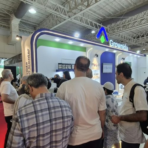 بازدیدکنندگان در کنار غرفه گرونیدا در نمایشگاه قهوه و نوشیدنی تهران