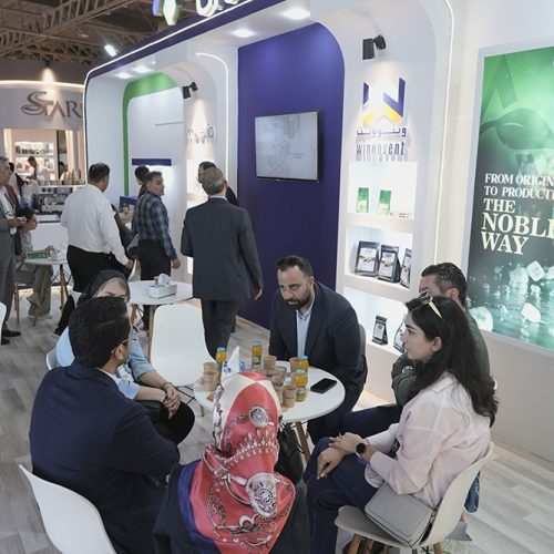 جلسه و مذاکره مدیران و فعالان صنعت در غرفه گرونیدا در نمایشگاه نوشیدنی تهران