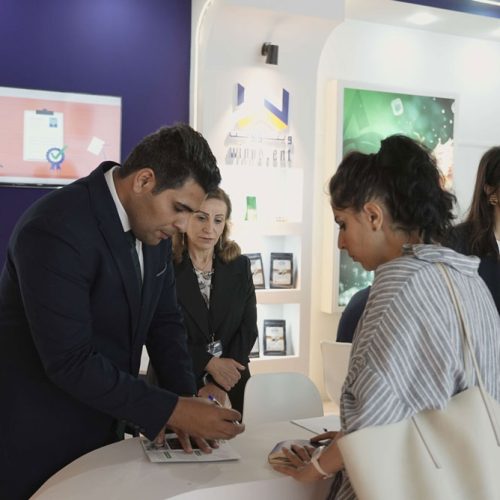 پذیرش و ثبت‌نام بازدیدکنندگان در غرفه گرونیدا در نمایشگاه نوشیدنی تهران